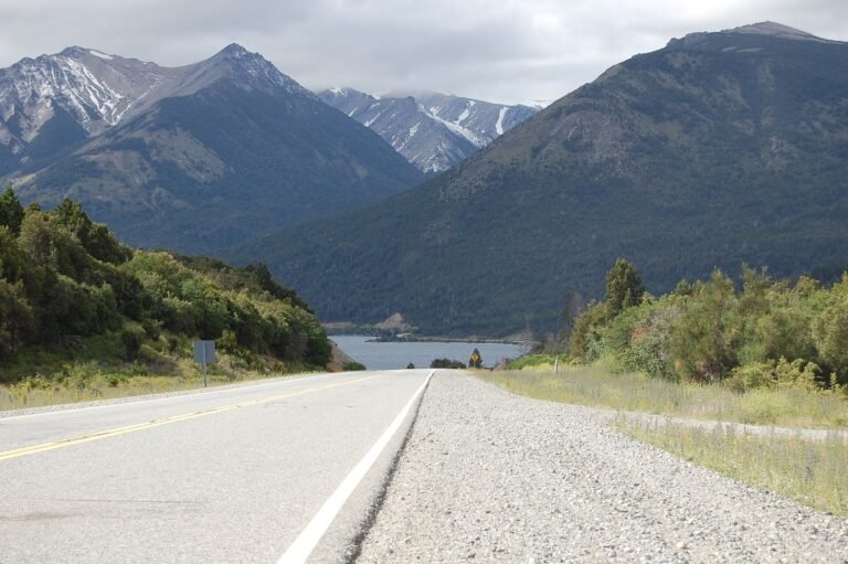 Aluguel de carro em Bariloche: estrada entre lagos a caminho de Villa La Angostura