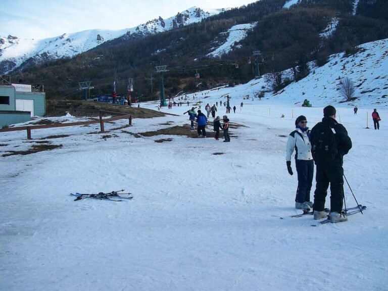 Bariloche com crianças: famílias brincando na neve na base do Cerro Catedral