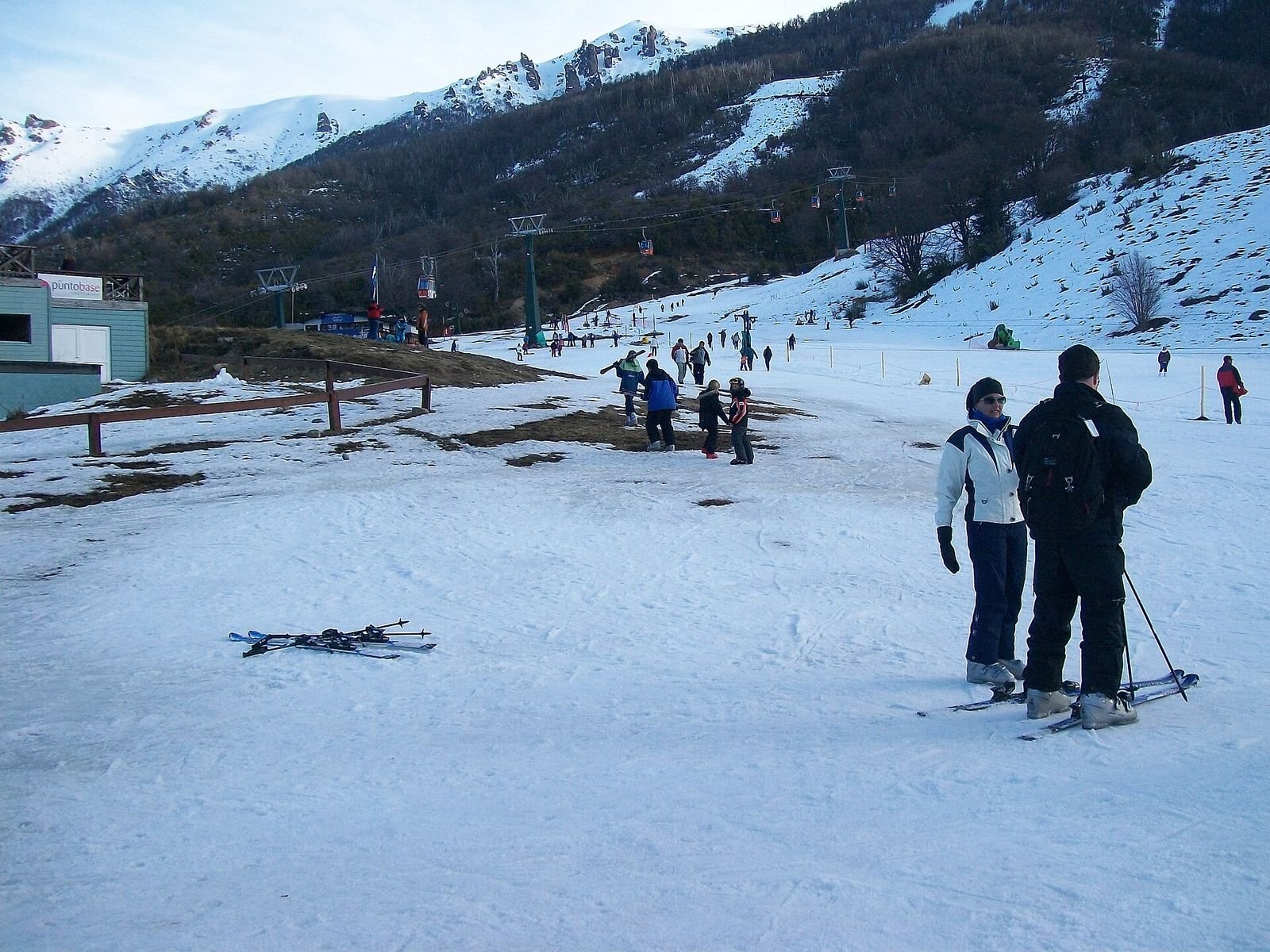 Bariloche com crianças: famílias brincando na neve na base do Cerro Catedral