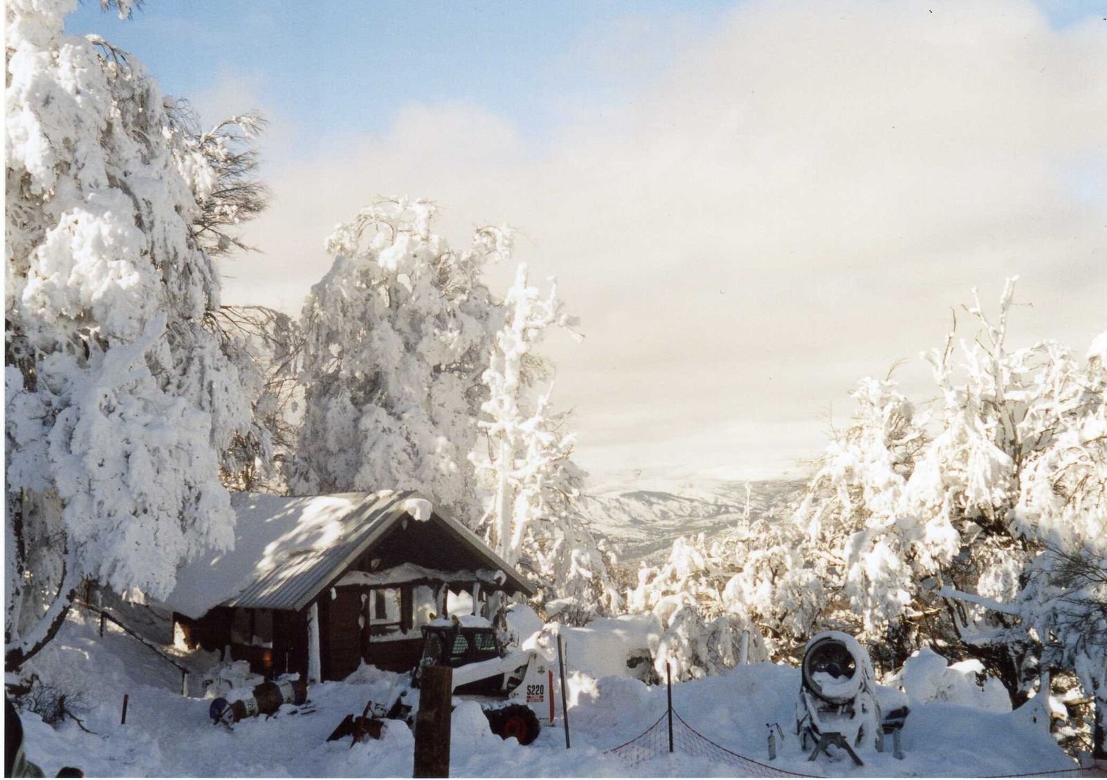 Bariloche em julho: cabana e árvores cobertas de neve no Cerro Otto