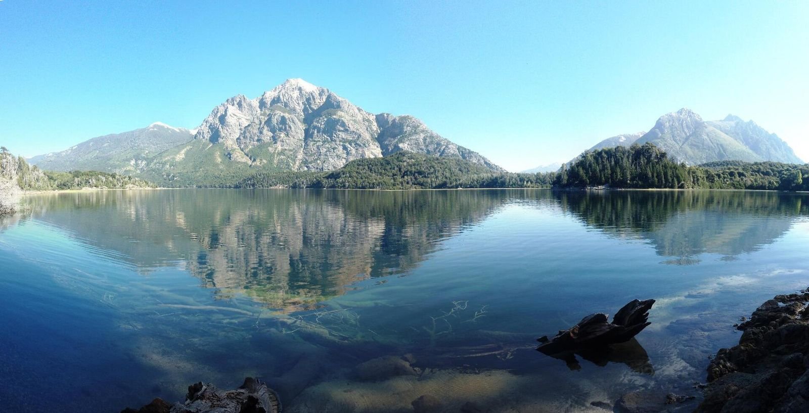 Outubro em Bariloche: o Lago Perito Moreno entre bosques na primavera