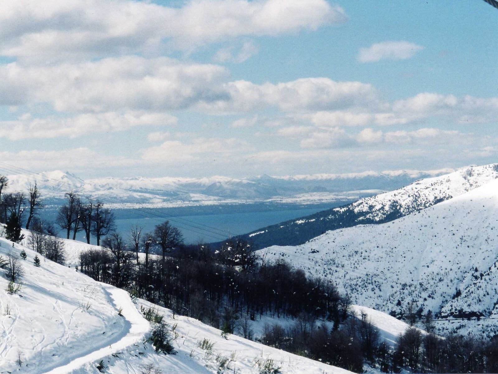 Encosta nevada com vista para o Lago Nahuel Huapi em Bariloche