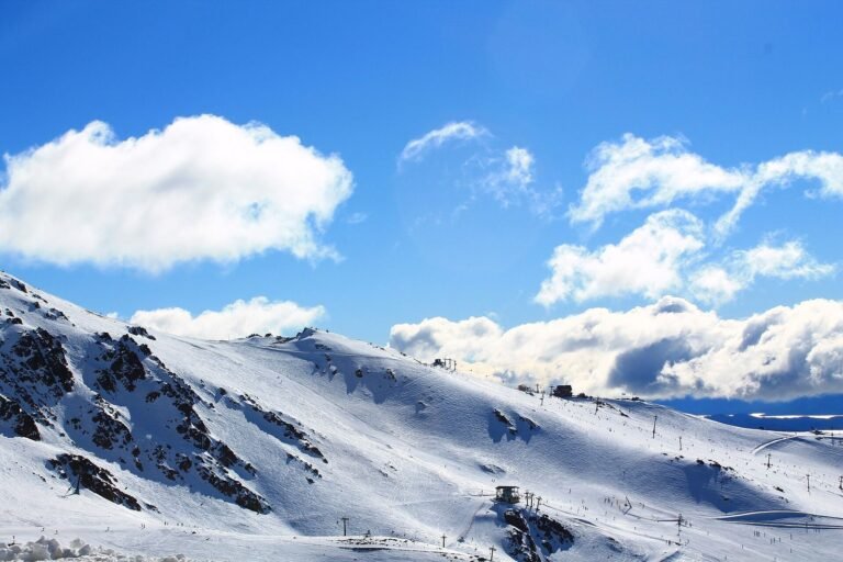 Montanhas cobertas de neve em Bariloche num dia de céu azul