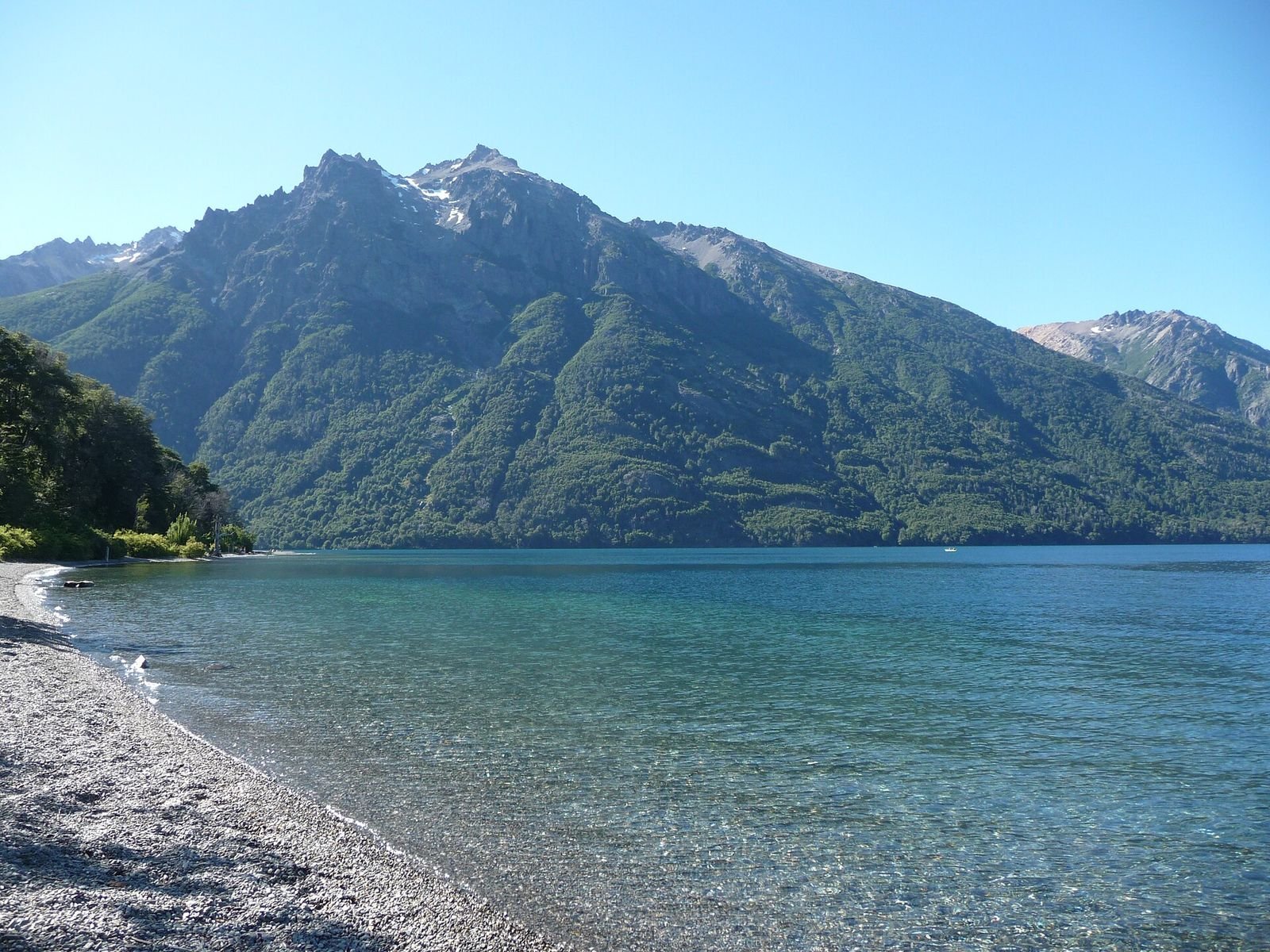 Bariloche no verão: praia de pedrinhas e água azul no Lago Gutiérrez
