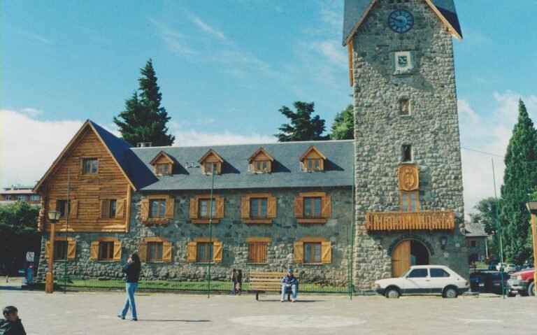 Centro Cívico de Bariloche com a torre do relógio e os prédios de pedra e madeira