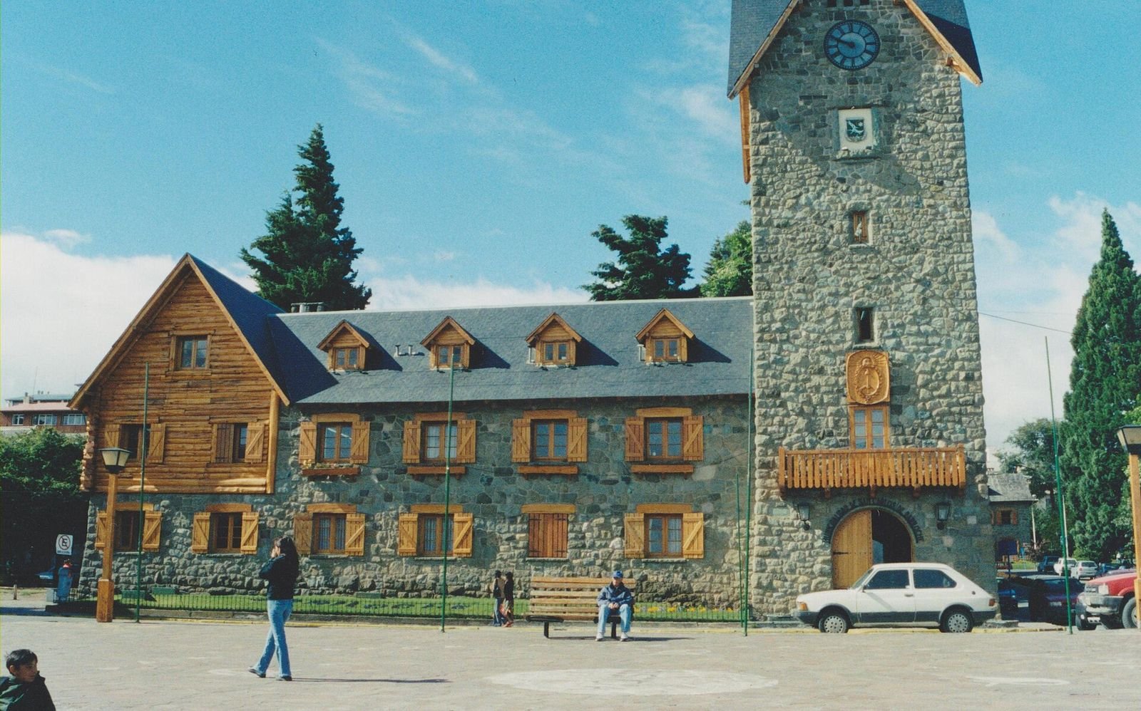 Centro Cívico de Bariloche, com a torre do relógio e os prédios de pedra e madeira