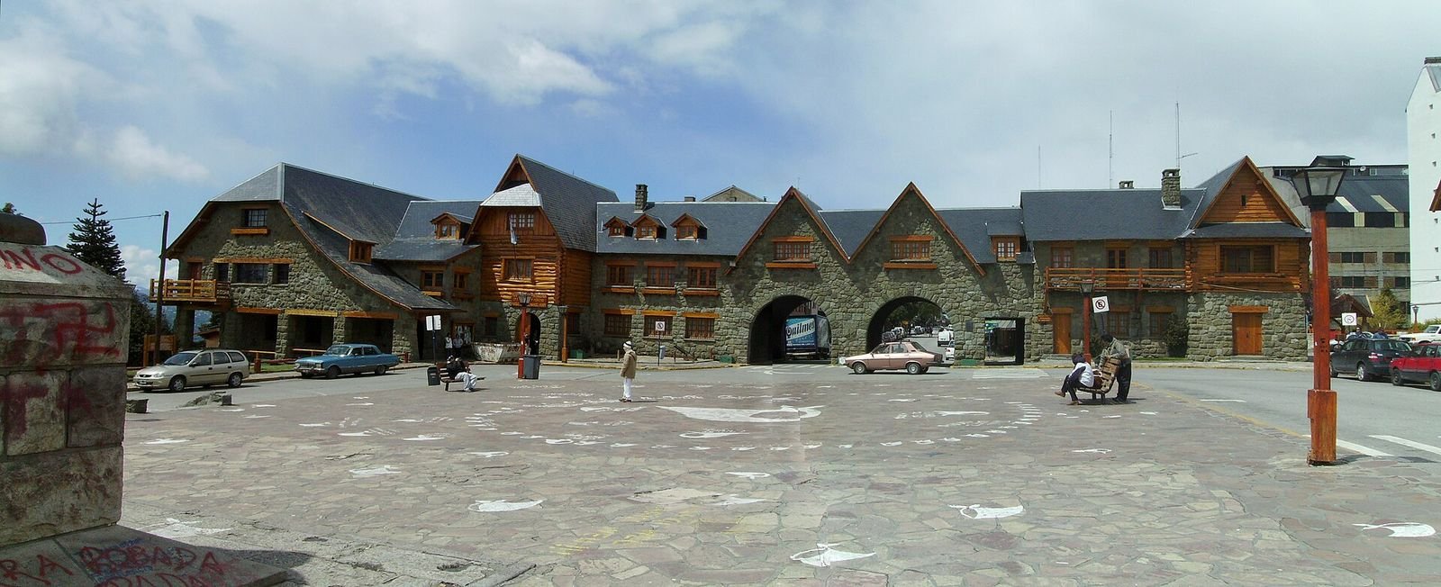 Centro de Bariloche: o Centro Cívico de pedra e madeira à beira do lago