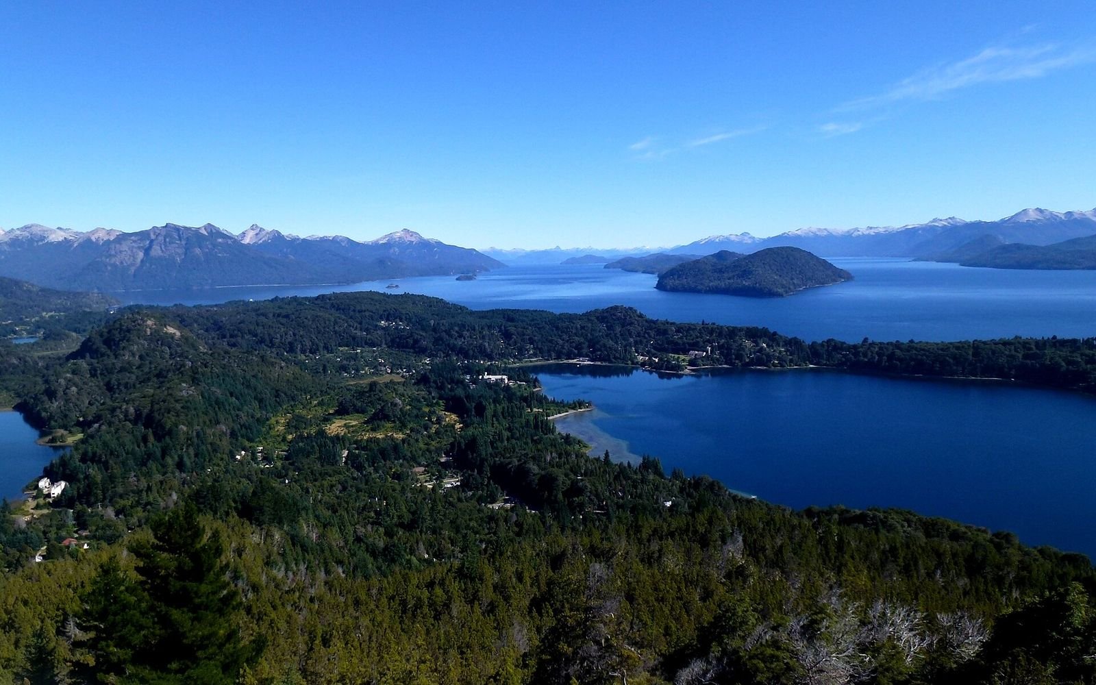 Lagos e montanhas vistos do mirante do Cerro Campanario em Bariloche