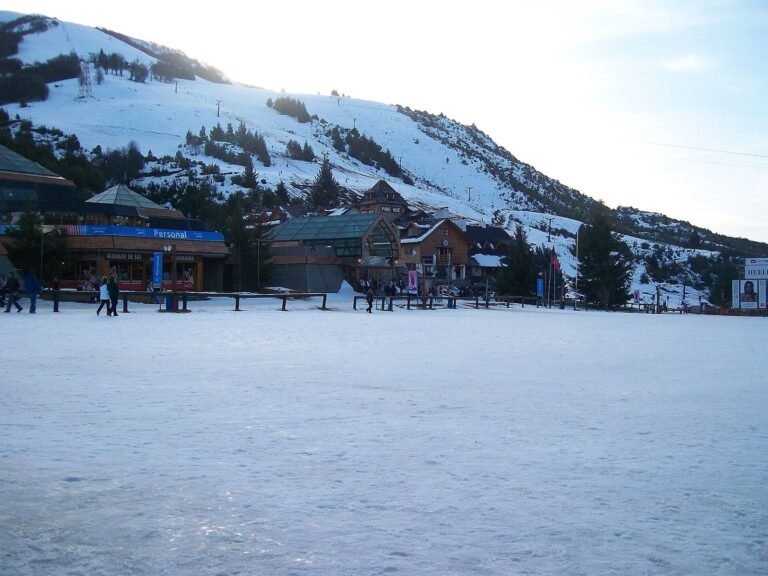 Cerro Catedral em Bariloche: base da estação de esqui coberta de neve
