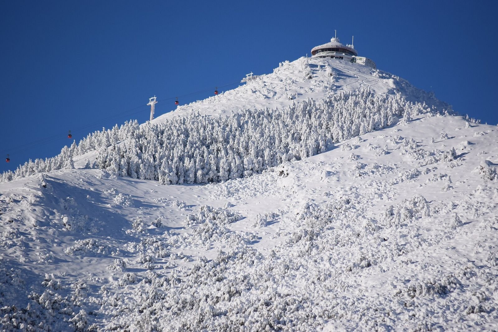 Topo do Cerro Otto coberto de neve depois de uma nevasca em Bariloche