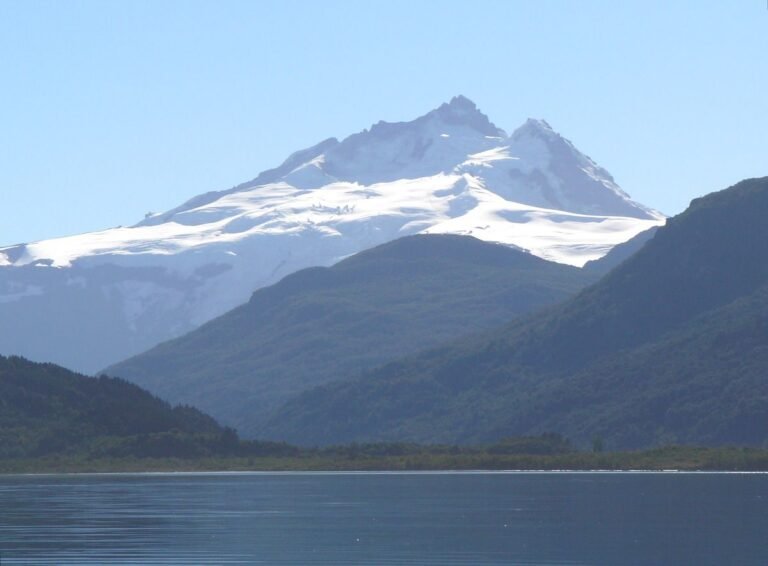 Cerro Tronador em Bariloche visto do Lago Mascardi