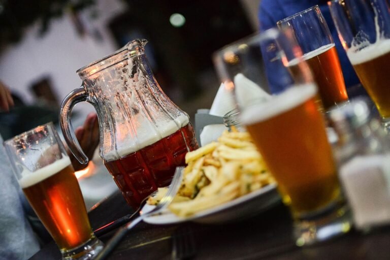 Copos e jarra de cerveja artesanal em El Bolsón, perto de Bariloche