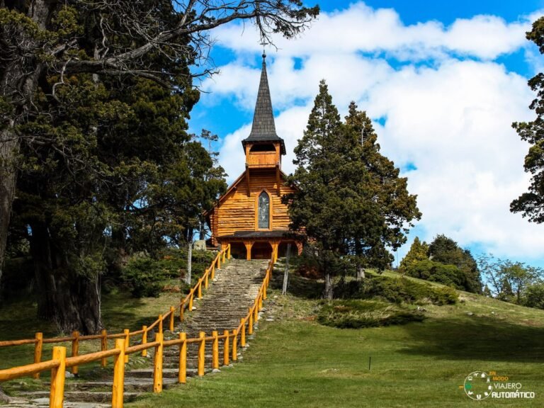 Circuito Chico em Bariloche: Capela San Eduardo de madeira no alto da colina do Llao Llao