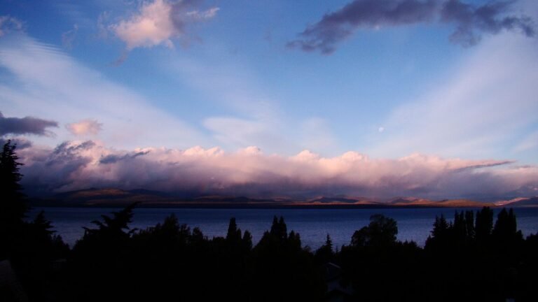 Clima em Bariloche: céu de fim de tarde sobre o Lago Nahuel Huapi