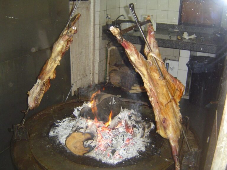 Cordeiro patagônico assando na cruz, junto ao fogo