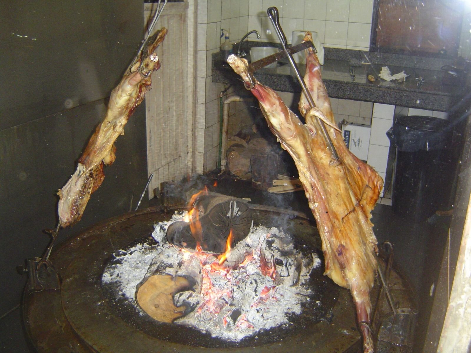 Cordeiro patagônico assando na cruz, junto ao fogo