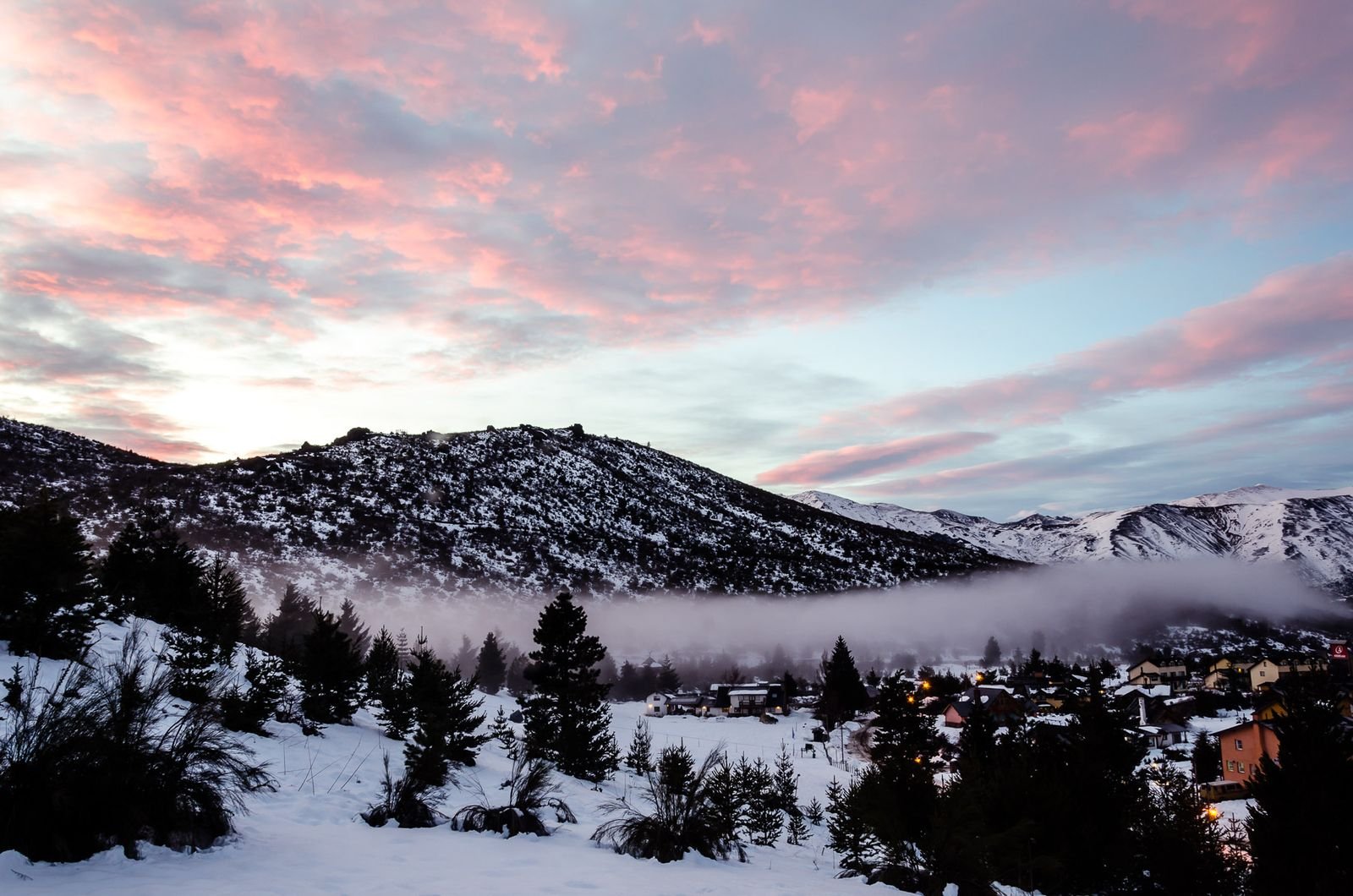 Entardecer rosado sobre a neve e o bosque do Cerro Catedral, em Bariloche