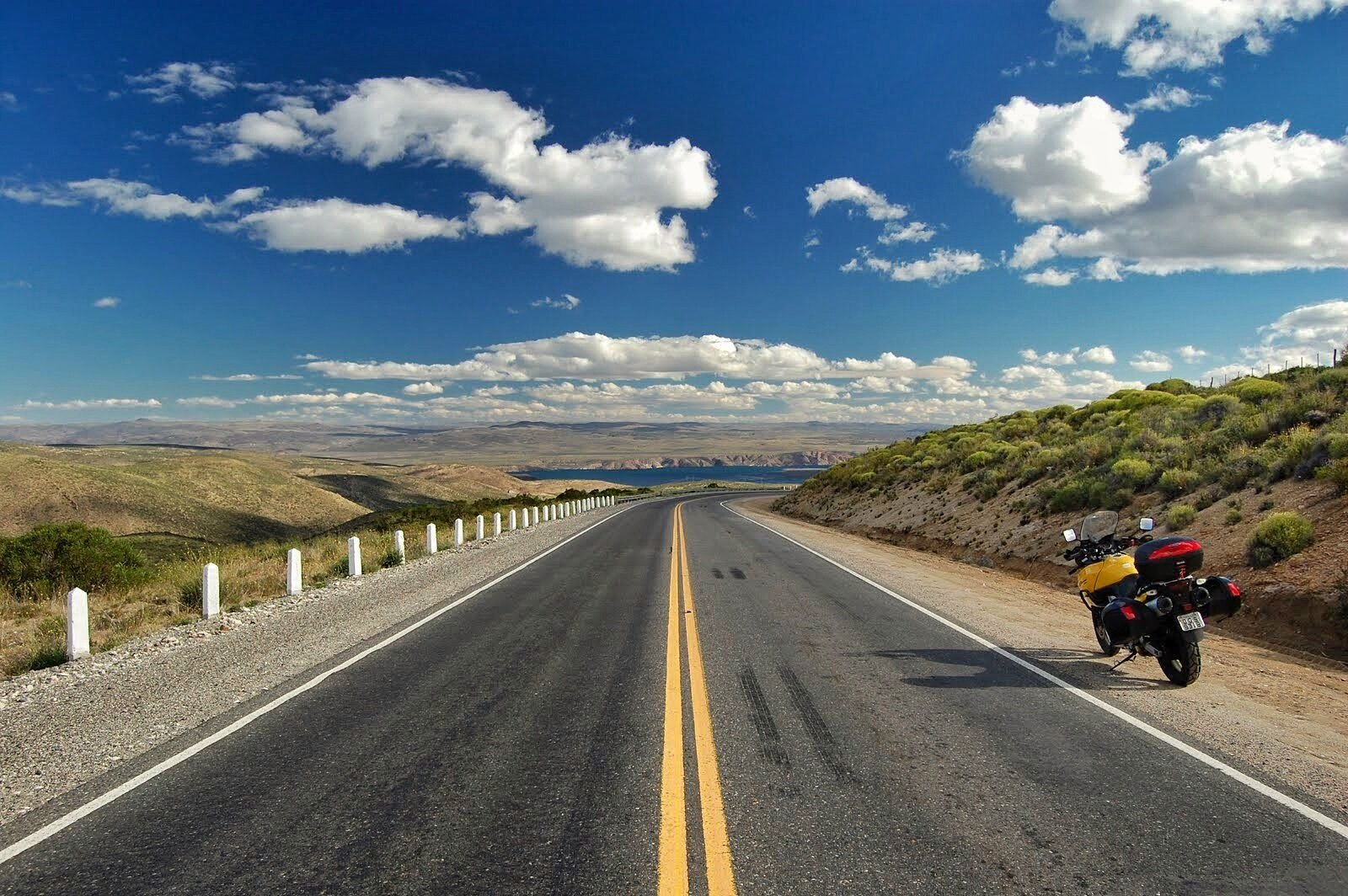 Estrada entre lagos e montanhas na Patagônia argentina, a caminho de Bariloche