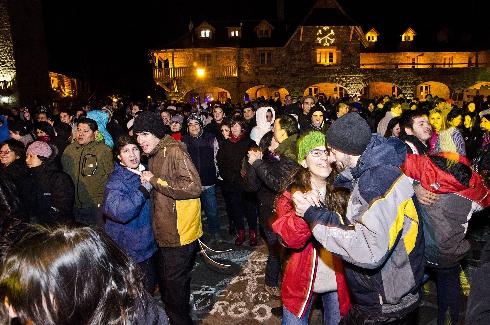 Público na Fiesta Nacional de la Nieve, no Centro Cívico de Bariloche