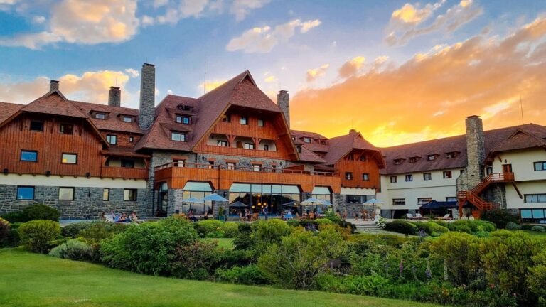 Fachada do Hotel Llao Llao ao entardecer, em Bariloche