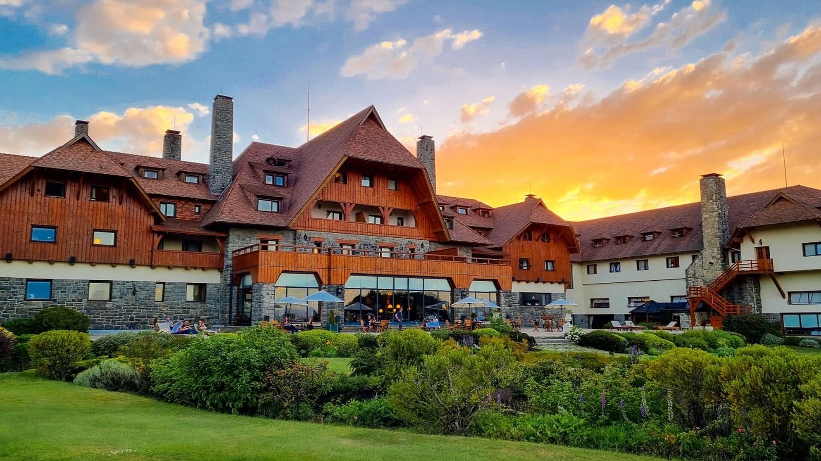 Hotel Llao Llao ao pôr do sol, parada clássica do Circuito Chico em Bariloche