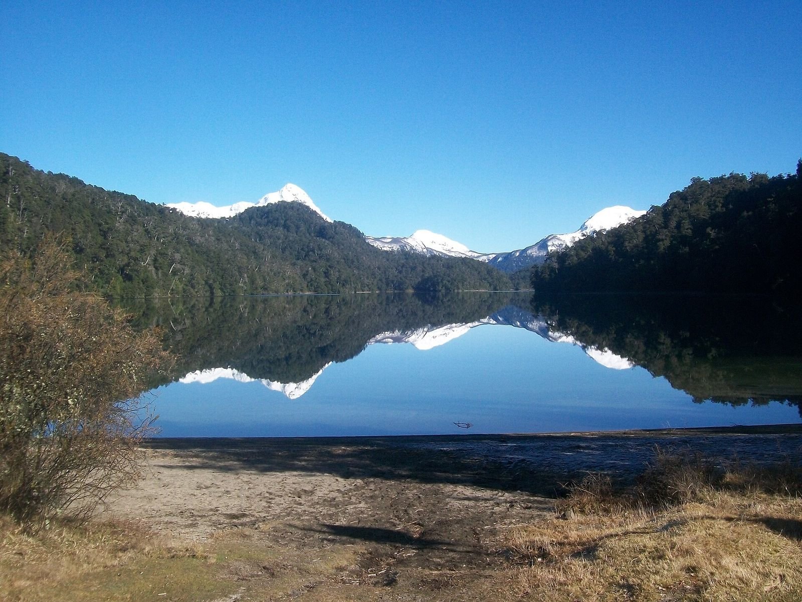 Montanhas refletidas no Lago Espejo Chico, na Rota dos Sete Lagos