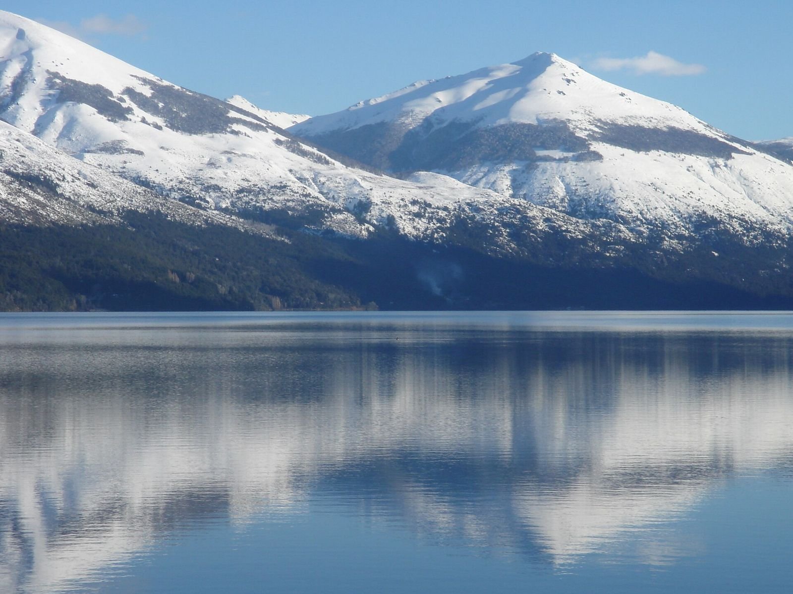 Lago Gutiérrez com montanhas nevadas refletidas na água, em Bariloche