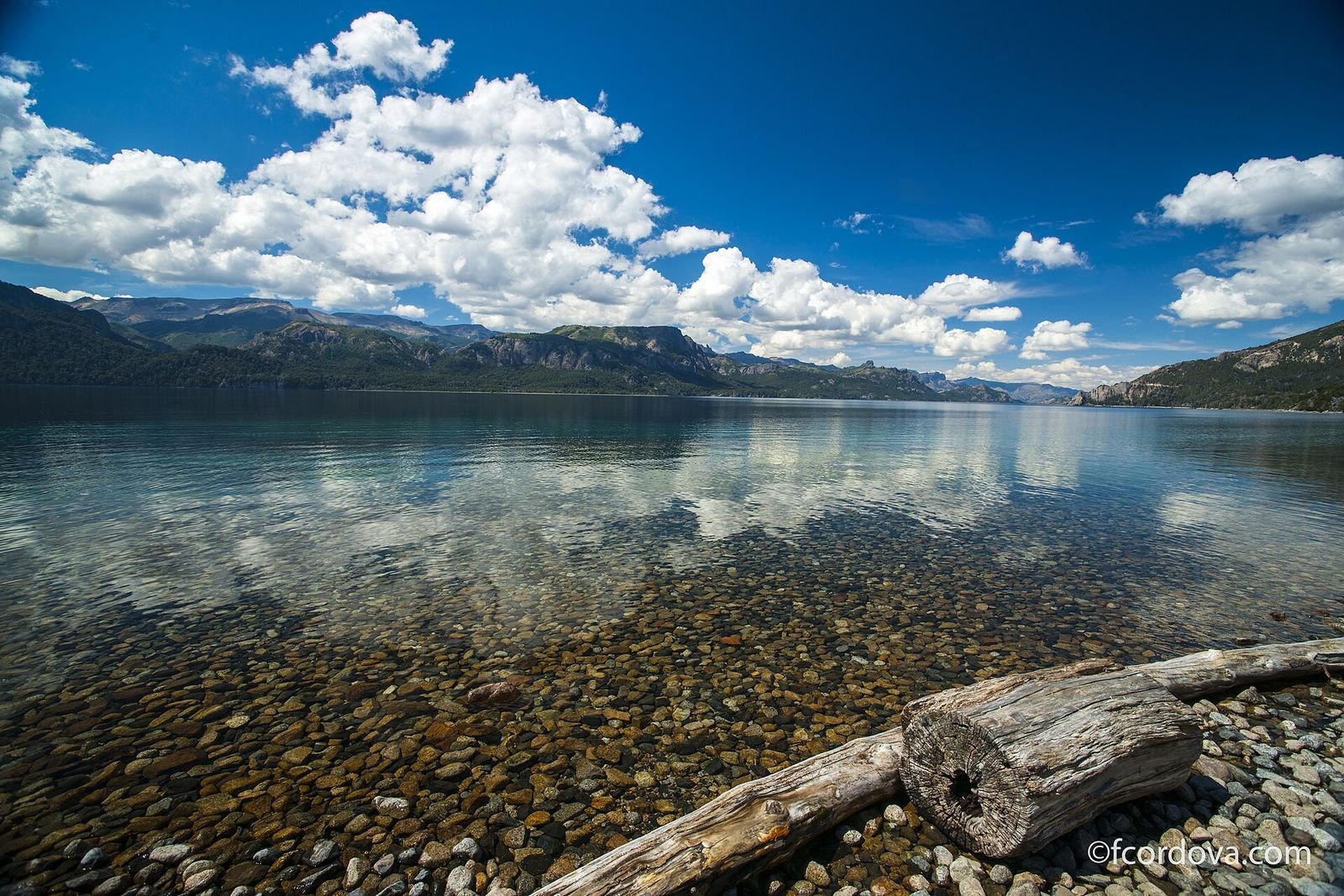 Água transparente do Lago Traful, na Patagônia argentina