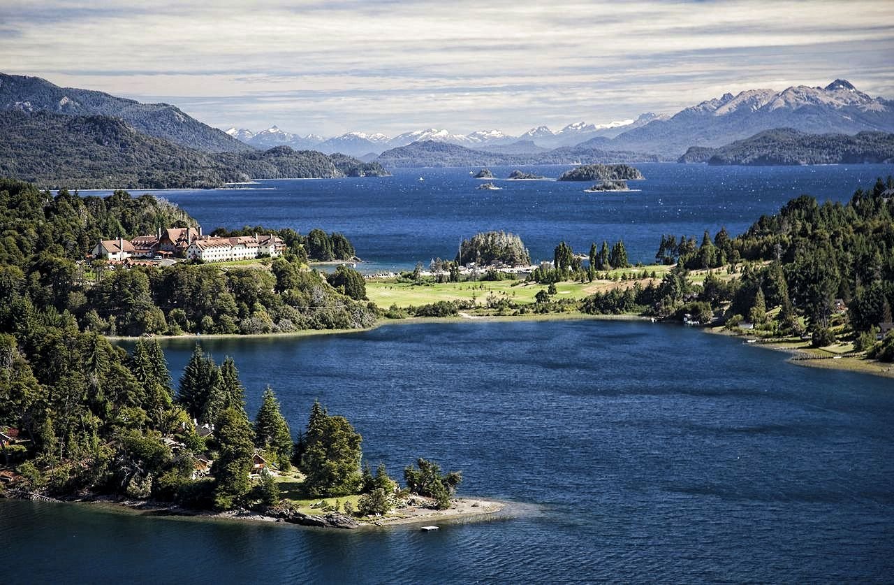 Lagos e bosques da região do Llao Llao no verão em Bariloche