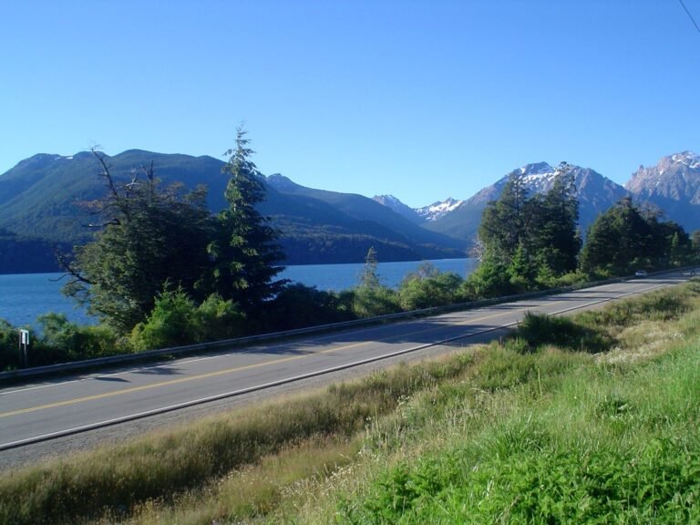 Melhor época para ir para Bariloche: Lago Nahuel Huapi e montanhas vistos de um mirante