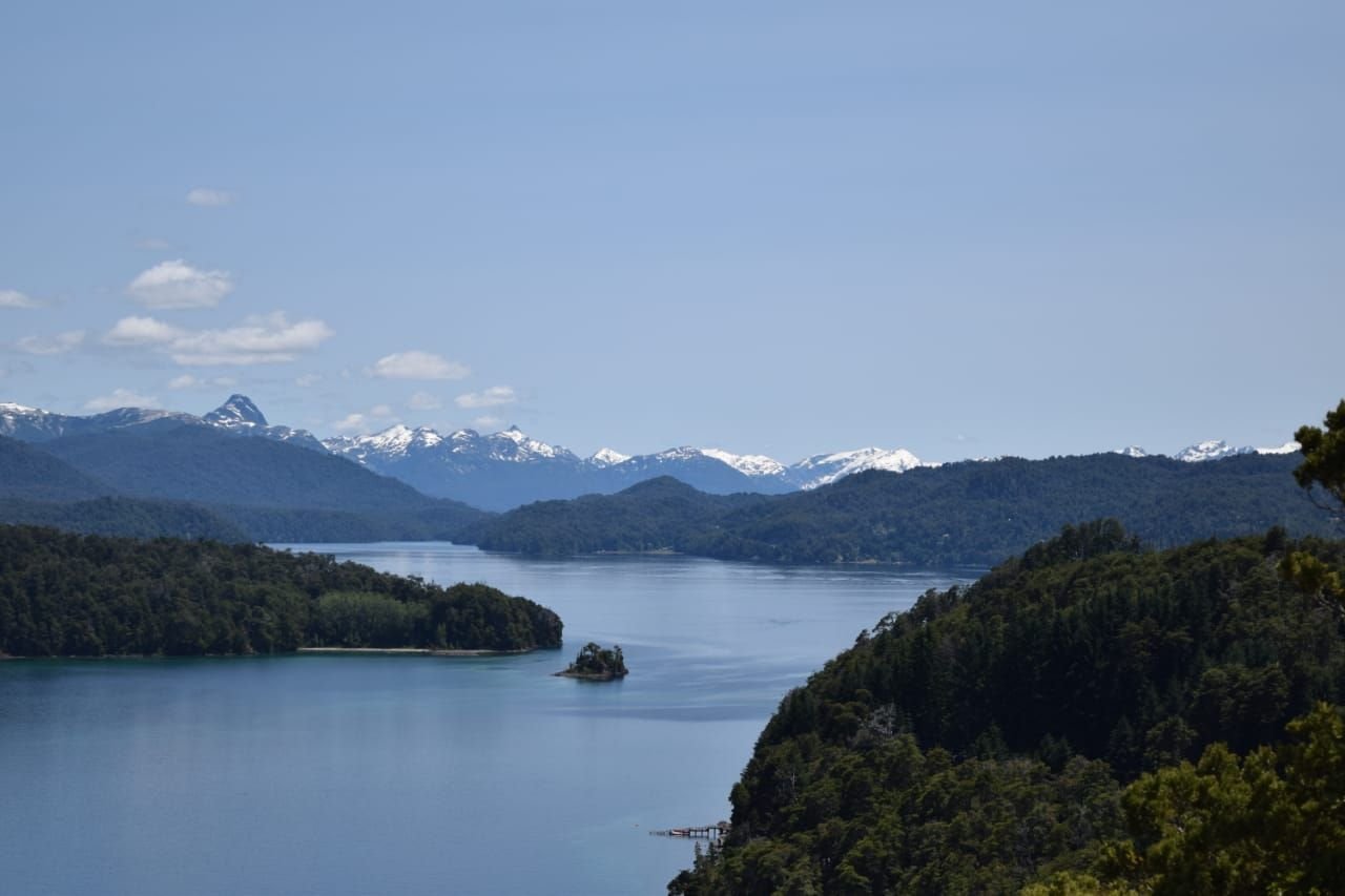 Mirante do Bosque de Arrayanes com vista do Lago Nahuel Huapi, em Villa La Angostura