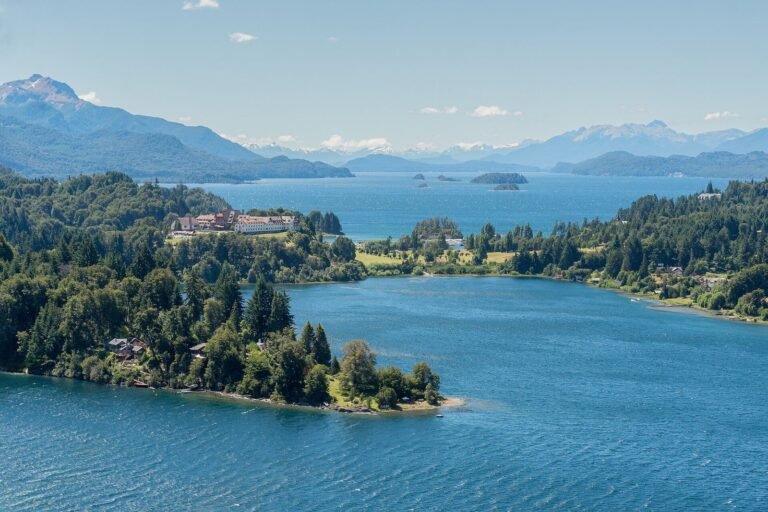 O que fazer em Bariloche: vista aérea da Península Llao Llao e dos lagos Nahuel Huapi e Moreno