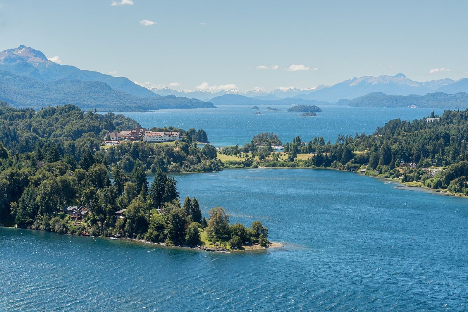 O que fazer em Bariloche: vista aérea da Península Llao Llao e dos lagos Nahuel Huapi e Moreno