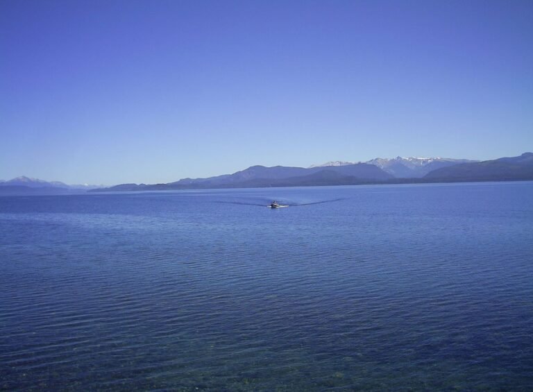 Quanto custa viagem para Bariloche: Lago Nahuel Huapi e montanhas em dia de sol
