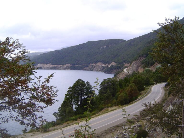 Estrada da Rota dos Sete Lagos margeando um lago, na Patagônia argentina