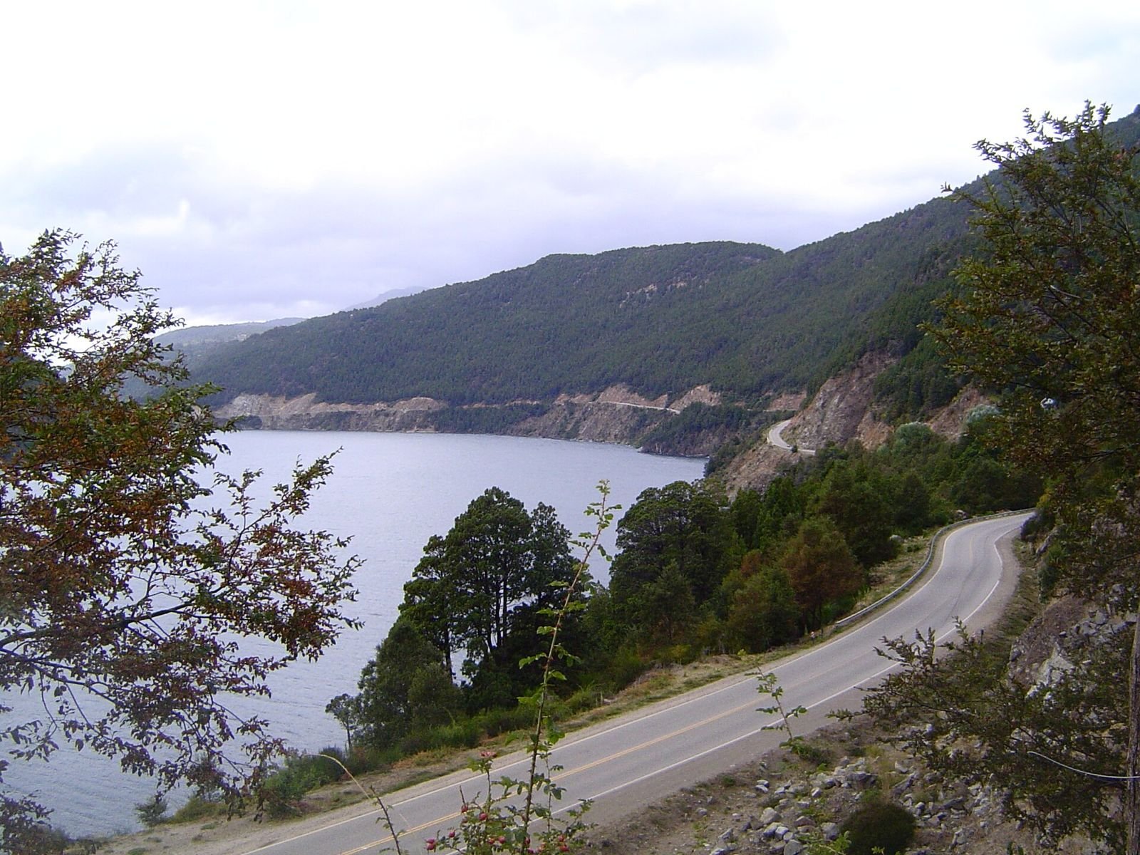 Estrada da Rota dos Sete Lagos margeando um lago, na Patagônia argentina