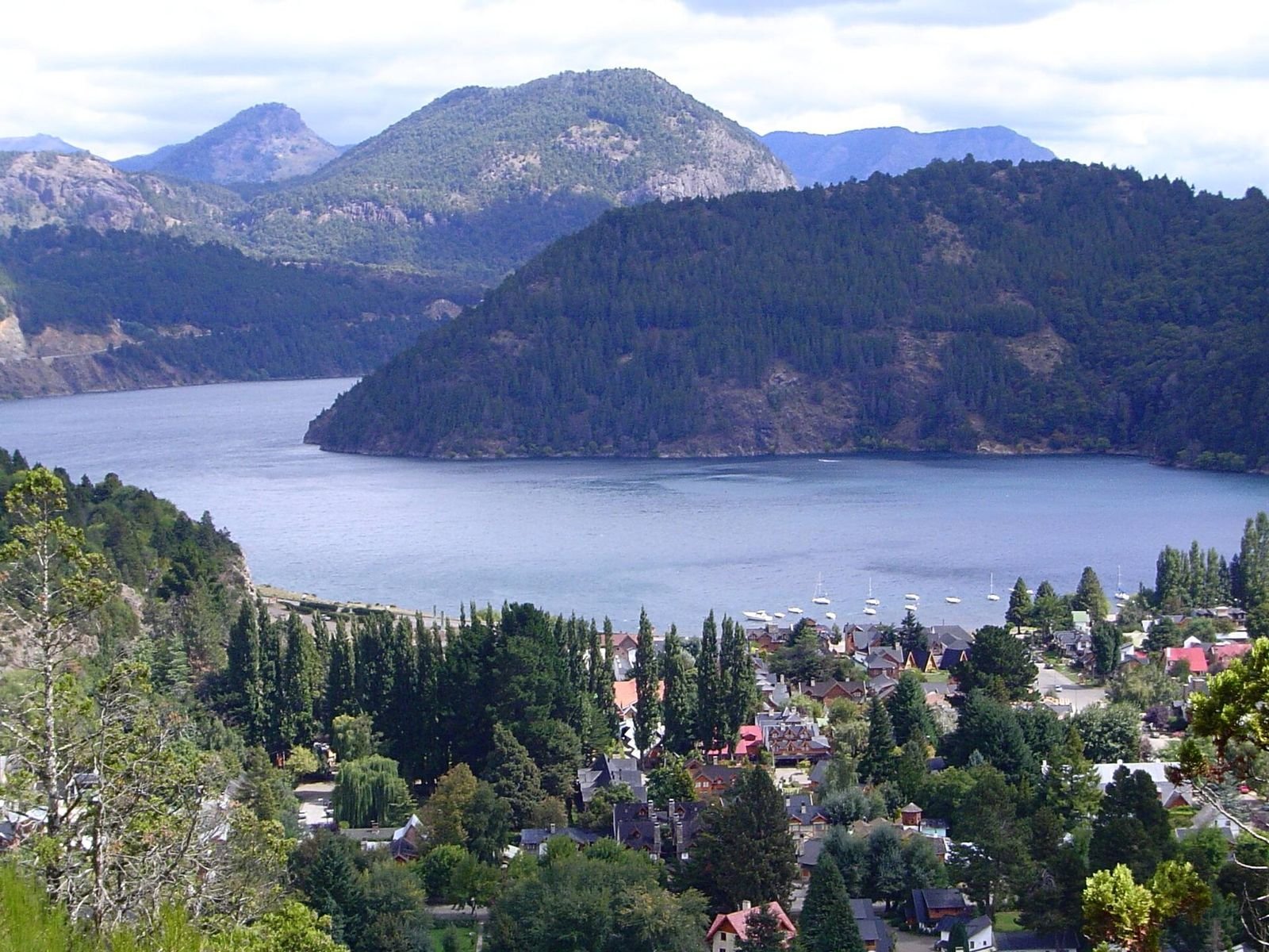 San Martín de los Andes vista do alto, com o Lago Lácar ao fundo