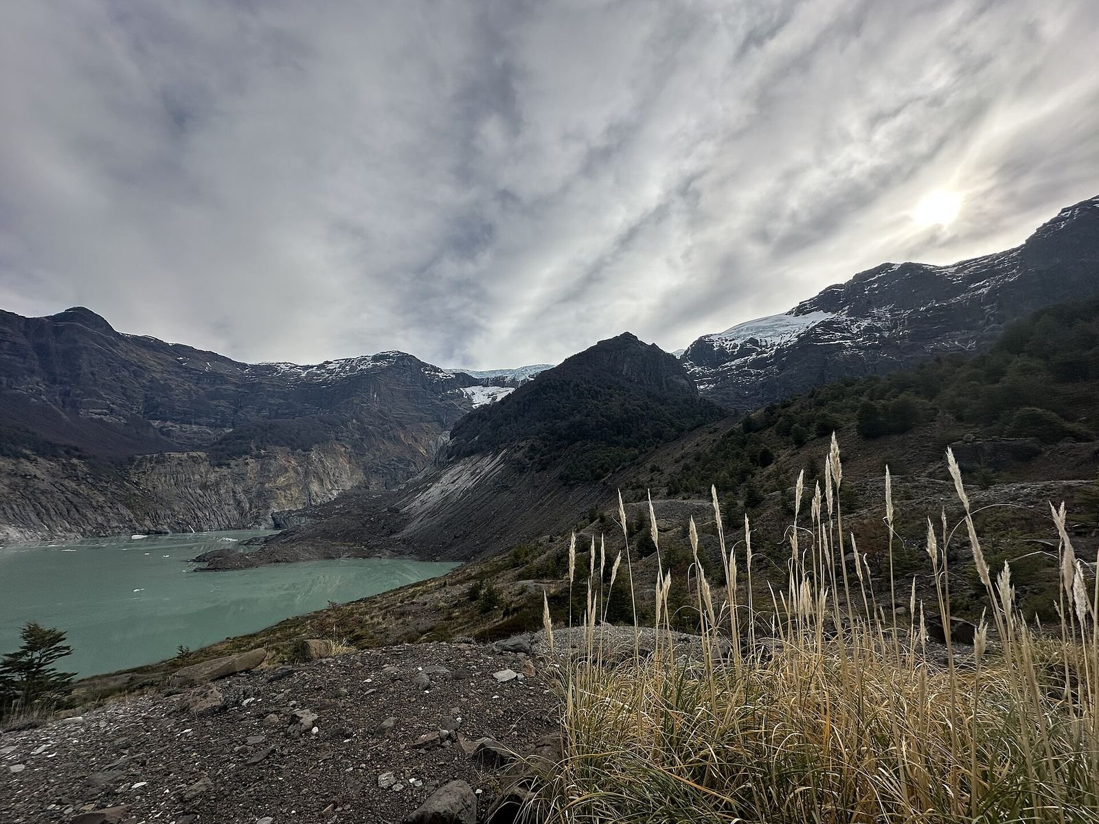 Cerro Tronador e o Ventisquero Negro, o glaciar escuro aos pés do vulcão