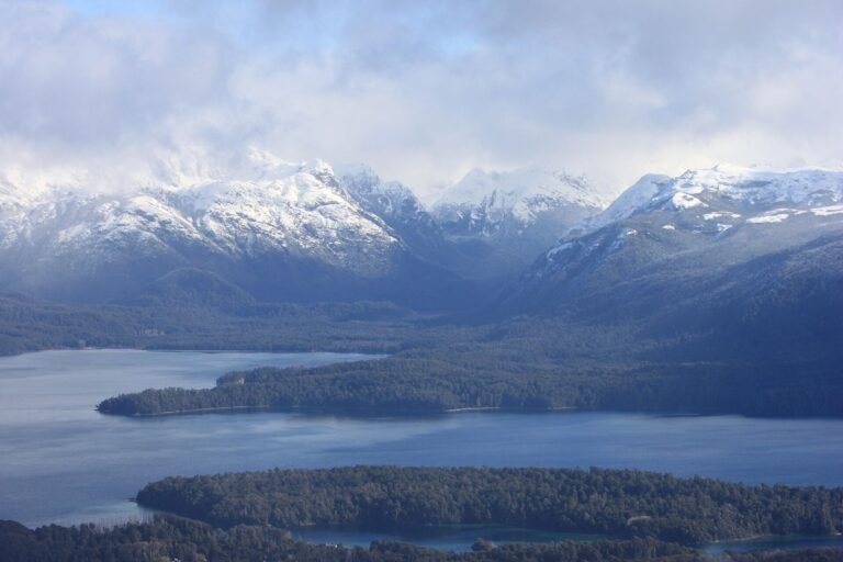 Lago Nahuel Huapi e montanhas nevadas vistos de Villa La Angostura