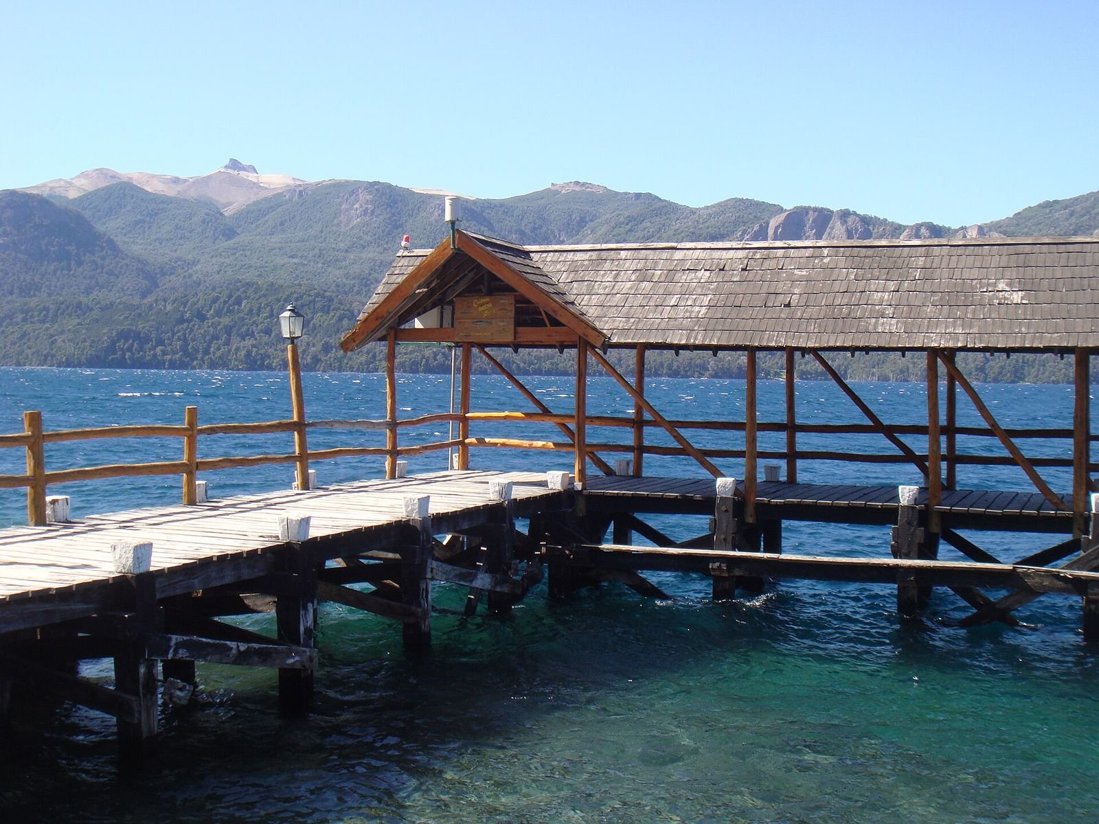 Píer de madeira em Villa Traful, às margens do Lago Traful